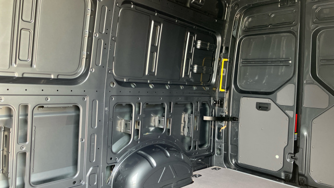 Volkswagen Crafter Cr35 Mwb Diesel Fwd 2.0 TDI 177PS Commerce Plus High Roof Van Auto - Image 25